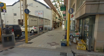 京町アーケード東側の2件目です